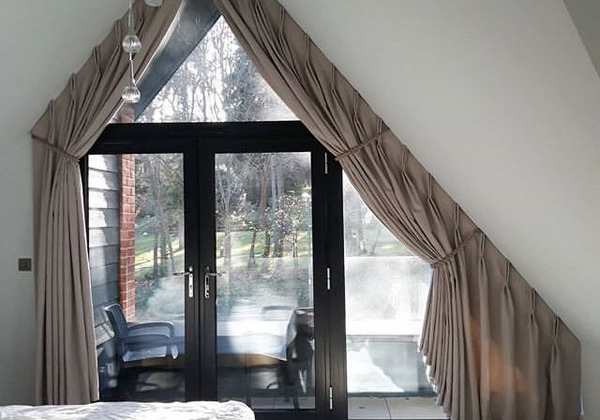 Окна под углом: как подобрать карниз и текстиль для мансарды