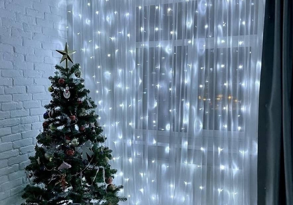 Как украсить шторы к Новому году &mdash; простые и эффектные идеи